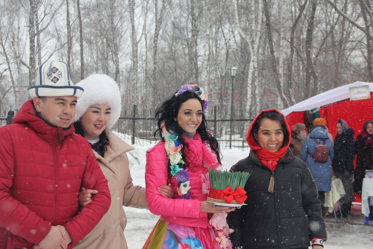 Фото В Новосибирске праздник Навруз отметили метанием ножей и топоров 2